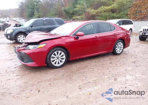 2020 Toyota Camry Le z USA, uszkodzony, nr VIN 4T1L11AK3LU326500